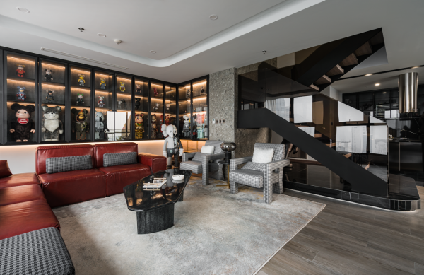 90後小姐姐的“黑色高階生活”：一人獨居頂層複式，很酷又有遠見