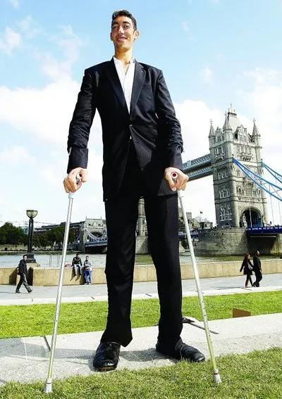 身高2.47米高的“第一高人”，渴望結婚生子，有一輛適合自己的車