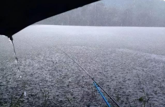 印尼一保安雨中行走遭雷劈，告誡釣友作釣一定要遠離極端天氣
