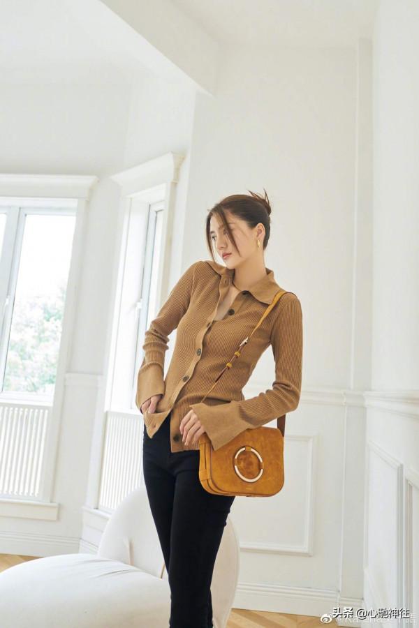 吳千語身穿棕色針織衫搭配黑色休閒褲，時尚有型，盡顯名媛氣質