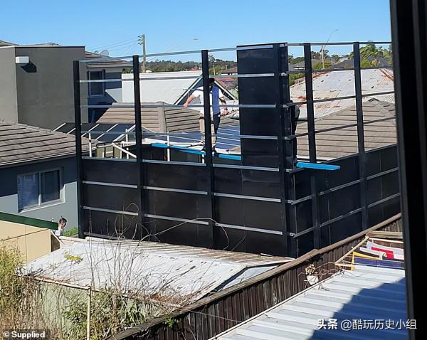 不想整天看到鄰居那張臉，男子造了堵近6米的圍牆，還叫它長城...