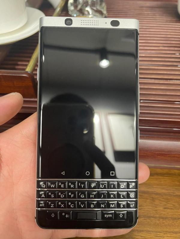 情懷機，國外版 黑莓key one