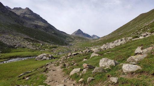 新疆徒步穿越烏蘇古道第二天翻越包紮敦達板