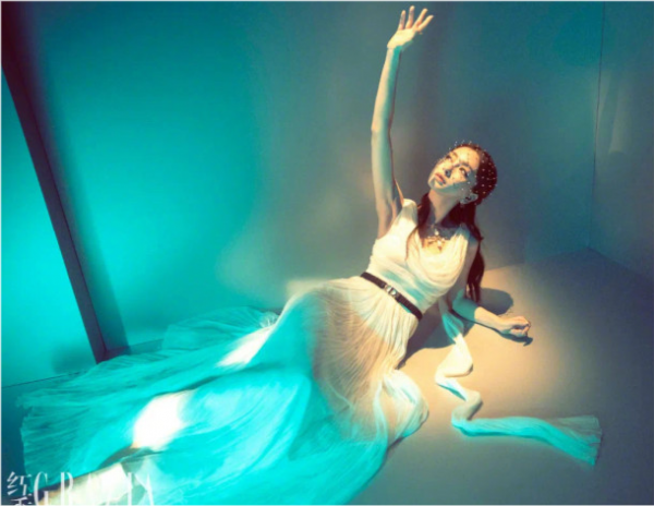 baby閉年大刊再度發力！穿白裙演繹出仙子，顏霸狀態不輸巔峰