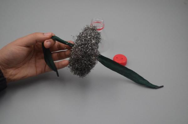 把鋼絲球塞進塑膠瓶裡，解決了每家每戶的大難題，省錢又實用