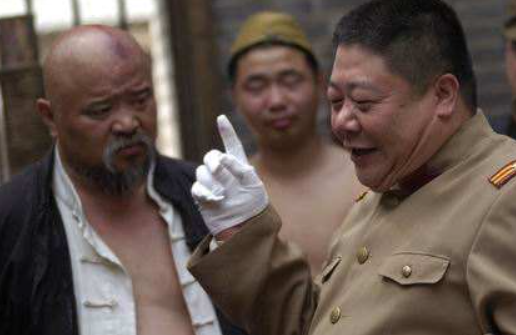 曾一次性喝27扎啤酒，因“翻譯官”一角走紅，劉金山如今怎麼樣了