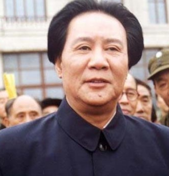 他因與毛澤東太像，被葉劍英欽點出演“毛主席”，李訥見他後痛哭