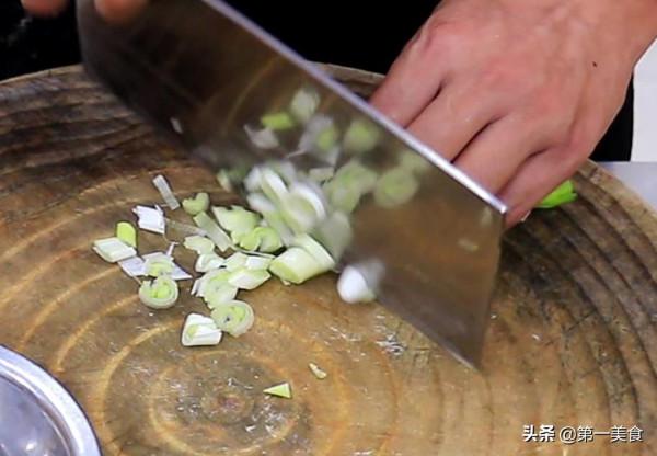 在家也能當大廚，河南特色芝麻葉的正宗做法，勁道爽滑，湯濃味香