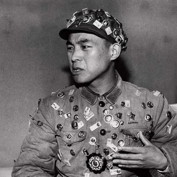 76歲老人收藏5000多枚毛主席像章，2016年開展覽館，拒絕高價收購