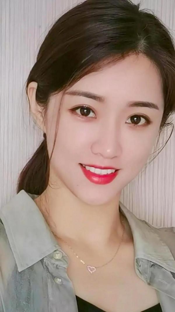 古力娜扎美麗驚豔，三妮皓齒迷人