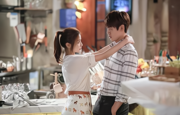 同齡閨蜜一個19歲生娃，一個30歲生娃，35歲相見，簡直是天壤之別