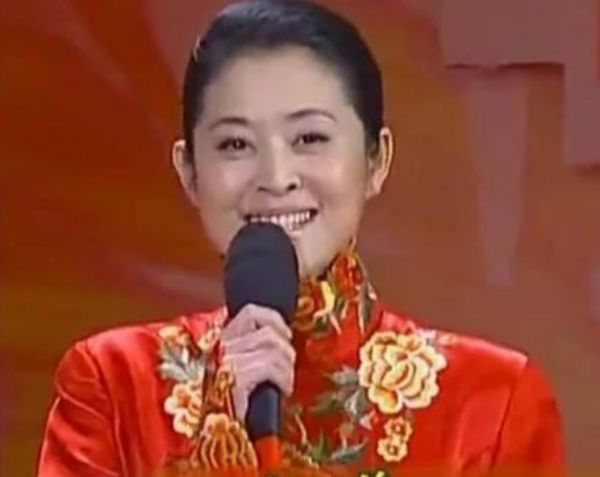 嫁給名導的5位“嬌妻”：陳婷18歲就生子，徐帆54歲至今不生孩子