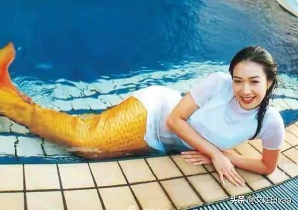 鍾麗緹時隔28年再演美人魚！穿吊帶上衣泳池裡游泳，美成童話世界