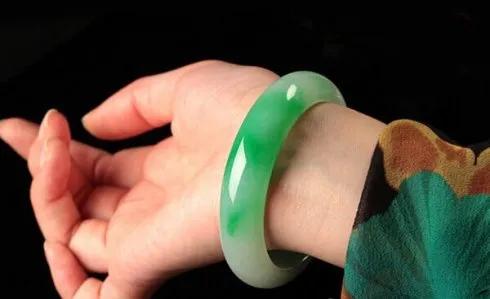 為什麼說：“玉養人，金毀人”？原來這裡面蘊含著滿滿的人生智慧