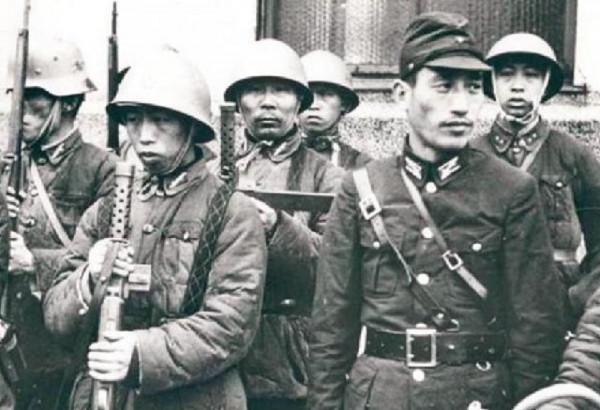 八路軍政委重傷倒地，漢奸發現了他，悄聲說道：別動，一會兒就走