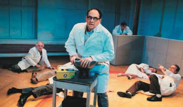 一顆不起眼的金屬球，本應成為原子彈轟炸日本，卻連殺兩名科學家