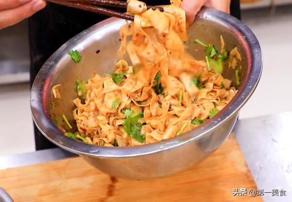 河南特色美食“涼拌人造肉”,廚師長秘製料汁,酸辣勁道又開胃 河南特色美食“涼拌人造肉”,廚師長秘製料汁,酸辣勁道又開胃