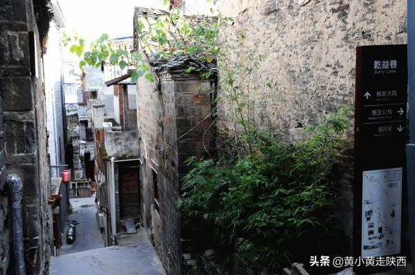 一個人深夜到陝南，到了一個荒郊野外的火車站，壯膽住30元小旅館