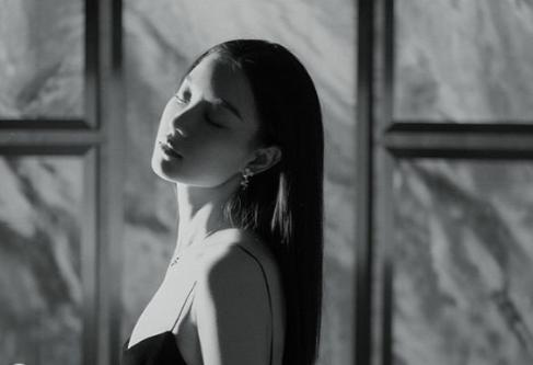 倪妮不需任何繁複綴飾，只是一條吊帶裙感覺就像壁畫中的美人