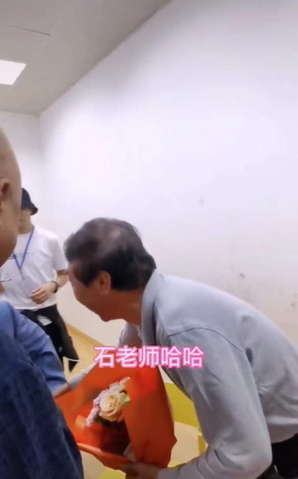 72歲石富寬患癌後罕見露面，馮鞏熱情獻花，稱其為一輩子的恩人