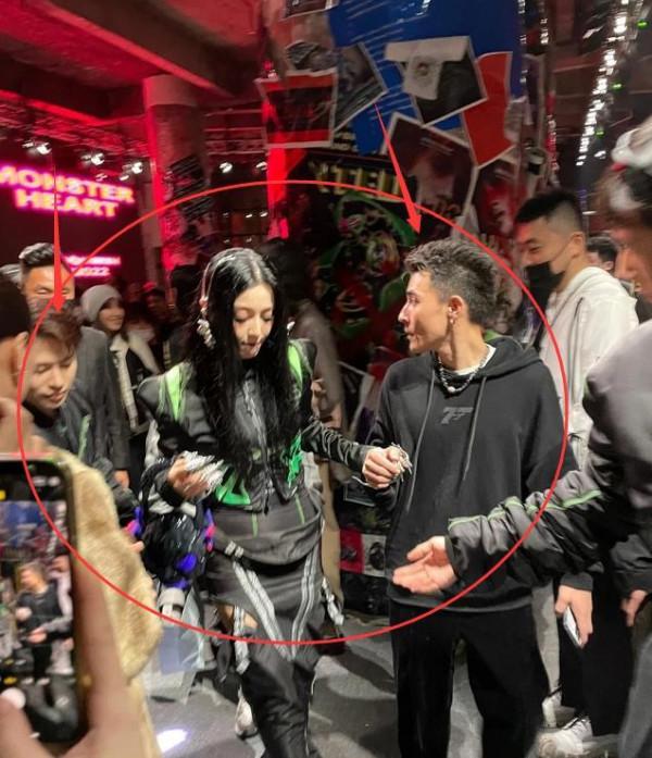 范冰冰出席活動排場大!由眾多帥哥攙扶,化煙燻妝形象大變不敢認 范冰冰出席活動排場大!由眾多帥哥攙扶,化煙燻妝形象大變不敢認