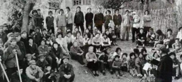 此人開國稱帝，縣醫院設立為皇宮，40多名護士被封為妃子