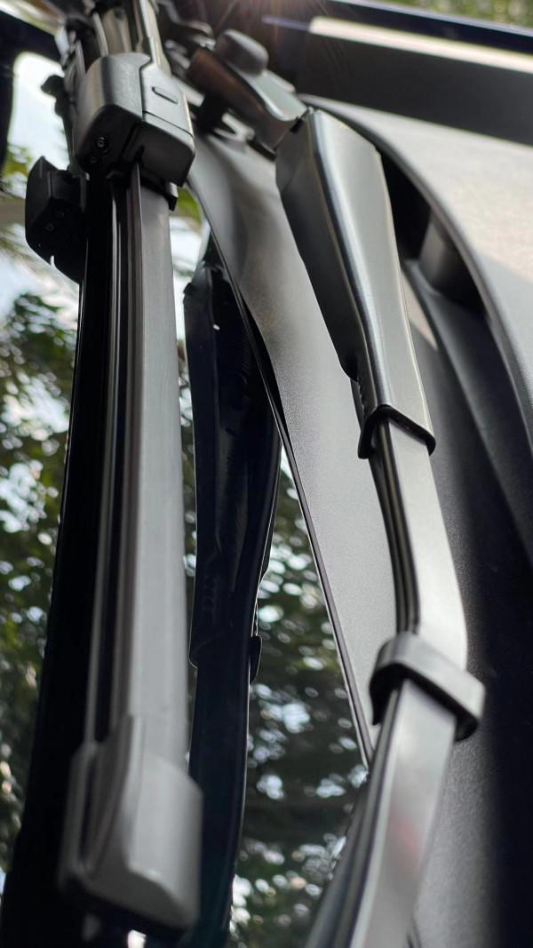 特斯拉Model Y 風擋玻璃下面擋板裝配粗糙