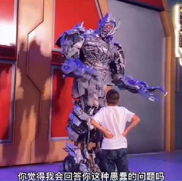 環球影城威震天和賈玲懟上了，氣的威震天當場暴走跺腳，她到底說了什麼