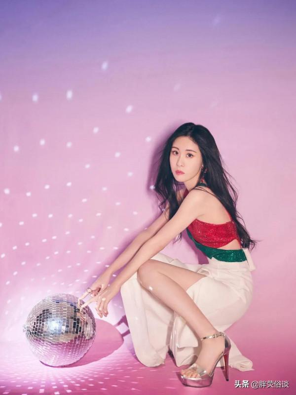 張碧晨一身現代裝很大氣，就是眼光不太好喜歡上了華晨宇