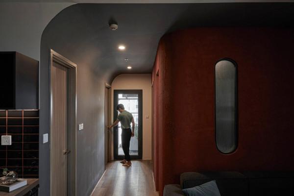 兄弟倆合資買套小公寓,沒有多餘的傢俱,全屋黑紅灰看起來很高階 兄弟倆合資買套小公寓,沒有多餘的傢俱,全屋黑紅灰看起來很高階