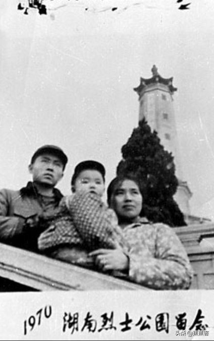 羅盛教犧牲後：父親赴朝為兒掃墓，被救者母親提出：我把孫子送你