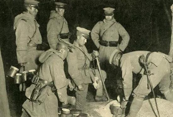 鬼子追捕抗聯戰士，卻不慎闖進熊瞎子窩，被啃死一半的人