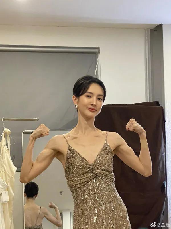 女明星金晨在社交平臺曬出新年健身照，引起網民熱議