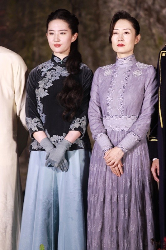 劉敏濤的氣場真的很強,和劉亦菲同穿高領的服裝,氣質看著很高階 劉敏濤的氣場真的很強,和劉亦菲同穿高領的服裝,氣質看著很高階