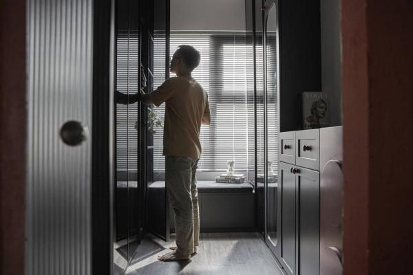 兄弟倆合資買套小公寓,沒有多餘的傢俱,全屋黑紅灰看起來很高階 兄弟倆合資買套小公寓,沒有多餘的傢俱,全屋黑紅灰看起來很高階