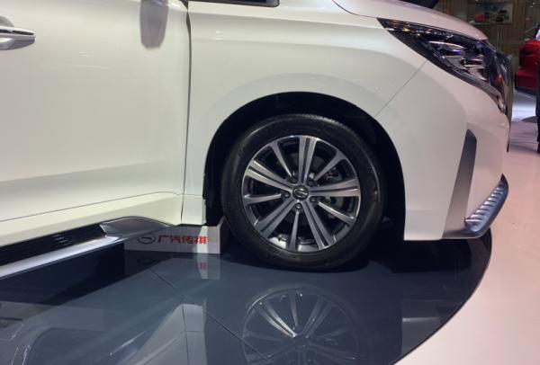 別再盯著合資車了，傳祺GM8商務範兒十足，駕乘空間寬敞舒適