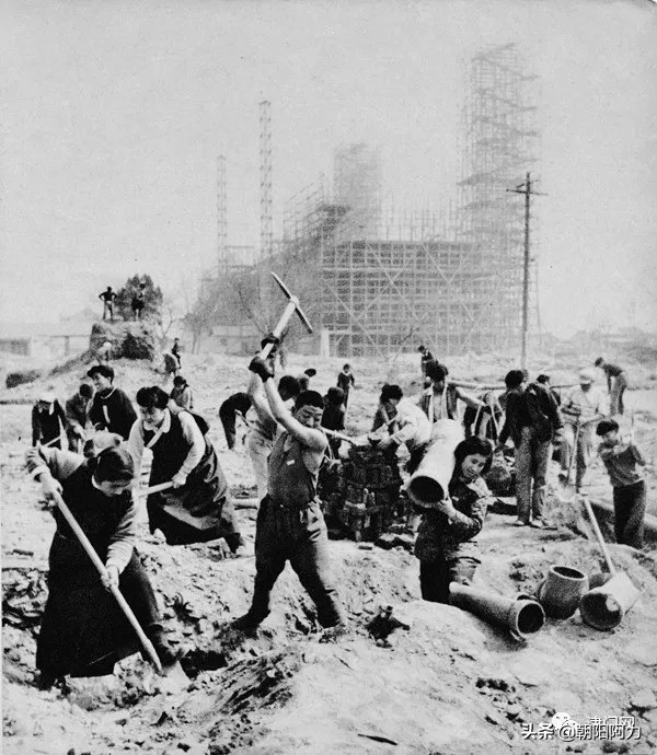 五十年代催人奮進的老照片：毛主席來到十三陵水庫參加義務勞動