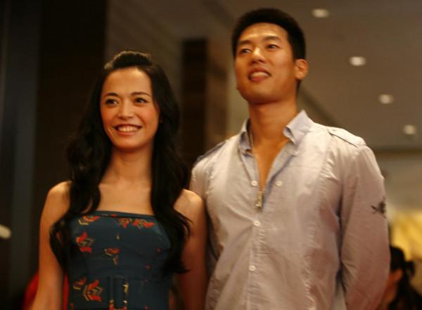 姚晨分享女兒與恩師合照，5歲小茉莉雙腿細長，穿著芭蕾服有氣質