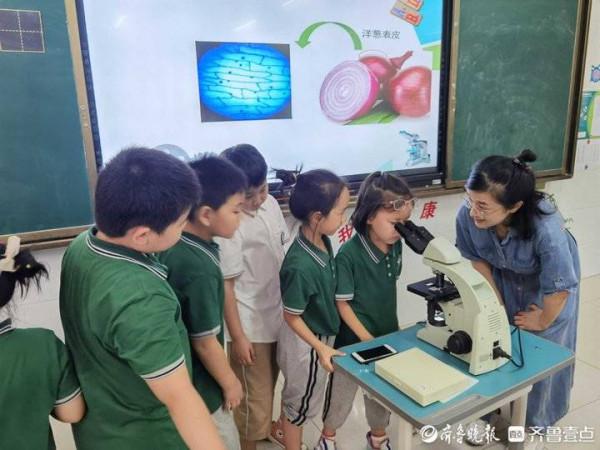 將顯微鏡搬進課堂，家長課堂帶同學們開啟科普之旅