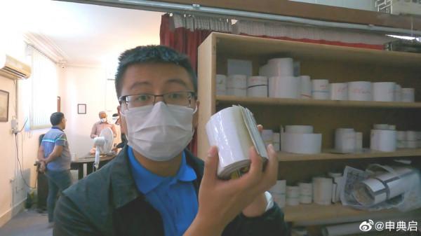 拜訪波斯地毯富商，很難想象普通地毯工的薪水，5年伊朗幣貶值8倍