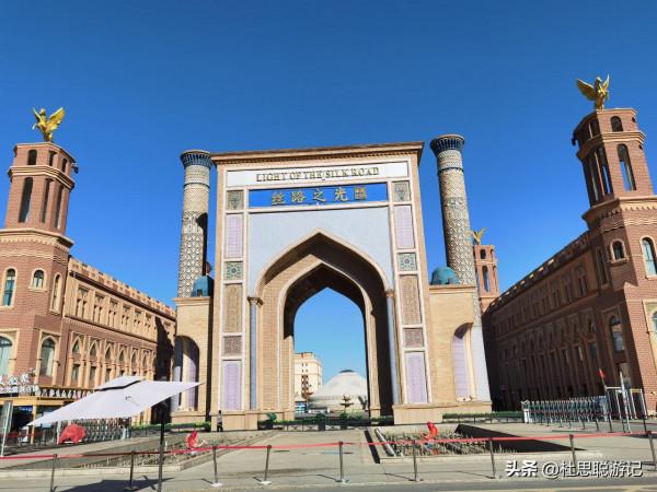 漢EV自駕新疆伊犁,夜市的伊寧絲路之光旅遊小鎮,美食的天堂 漢EV自駕新疆伊犁,夜市的伊寧絲路之光旅遊小鎮,美食的天堂