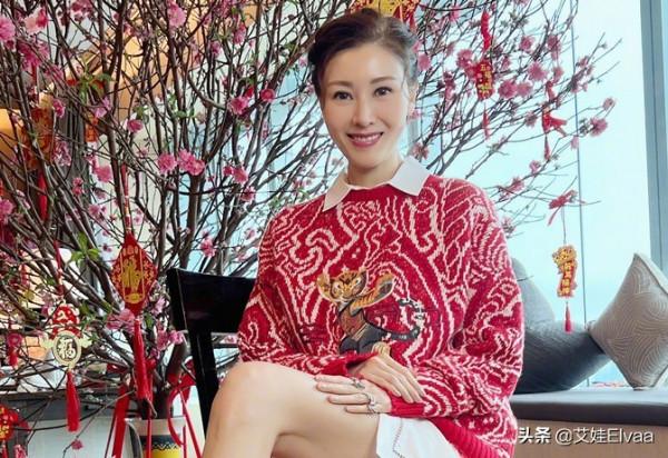 李嘉欣大病初癒徹底放開，穿楊冪同毛衣秀身材，90度夾腿坐太驚豔