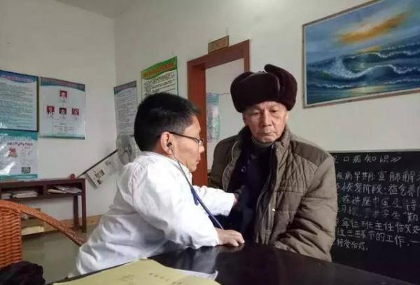 身高不到一米，身殘志堅行醫三十年，矮小的身體藏著偉大的靈魂