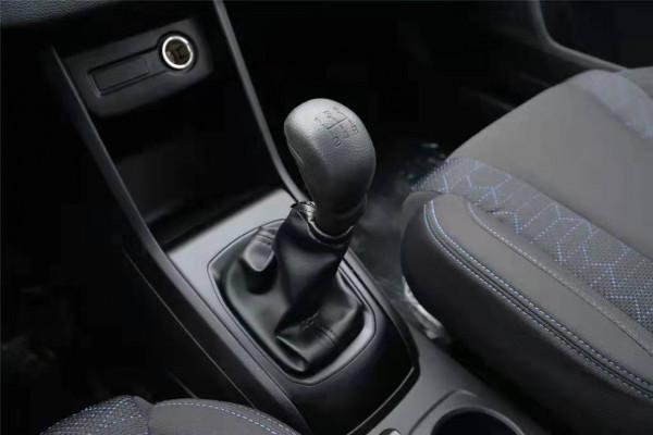 寶駿310：搭載1.2L+5擋手動變速箱，外觀大氣，適合家用代步