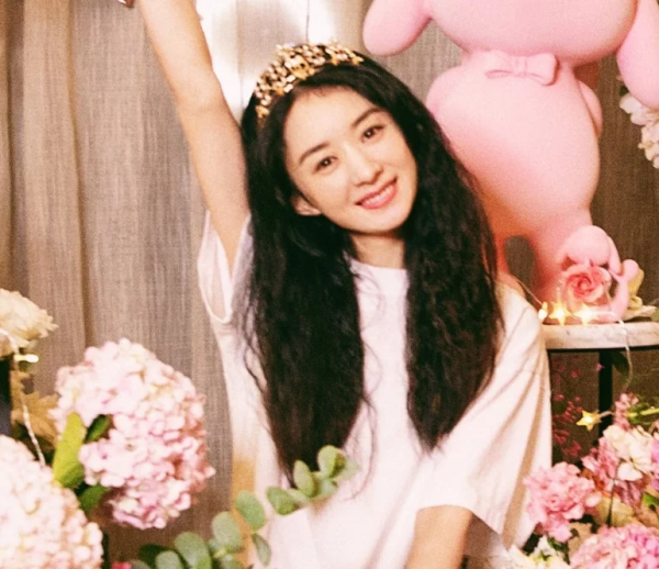 33歲趙麗穎現場生日照被瘋傳，照片放大後，這頭冠我沒看錯吧