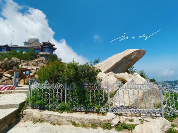 泰山山頂這塊著名的石頭，有的遊客非常熟悉，有的遊客卻不知道