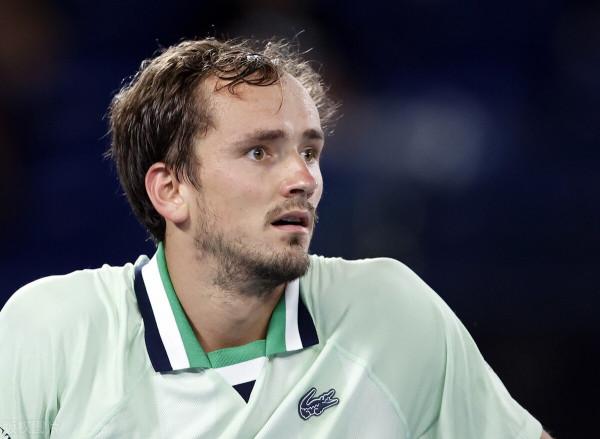 梅德韋傑夫險爆男單最大冷門，先輸2盤連贏3盤逆轉晉級四強