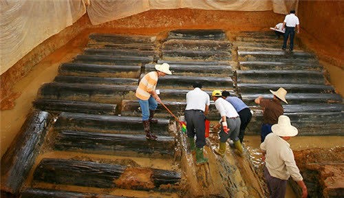 古墓下面埋了四十多具棺材，經檢測有一大半都是屬於女性