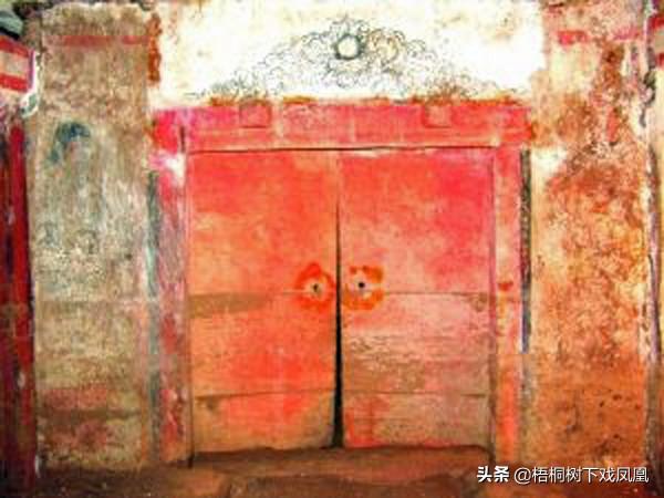 盜墓者在深山老林發現貴族大墓，墓主僅14歲，壁上一行字暴露身份