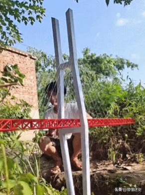 河南大學生在菜地建高鐵，穿隧道還能變軌，網友稱其“基建狂魔”